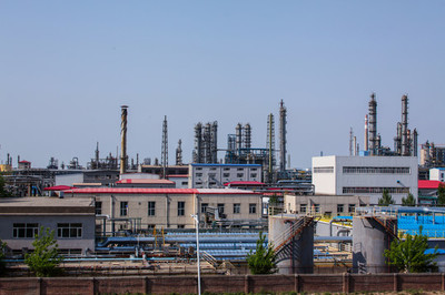 石油化工產(chǎn)業(yè)中的核心基石 化工廠與化工設(shè)備